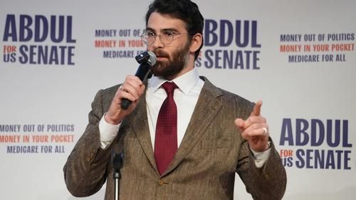 Хасан Пайкер выступает на предвыборном митинге Абдула Эль-Саида, 7 апреля 2026 года